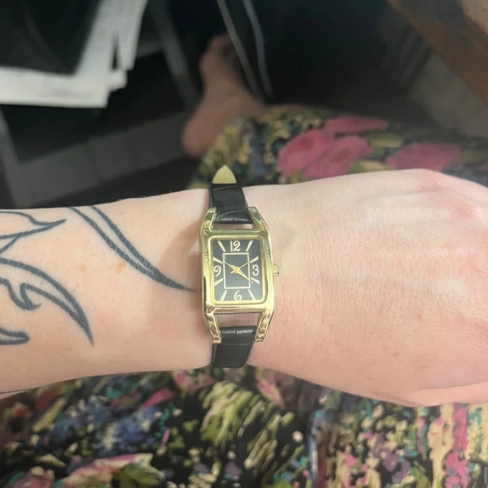 5/$45 Vintage Black Vegan Leather Gold Minimalist Wristwatch C1